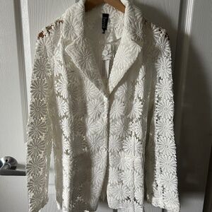 Beautiful Berek Designer White Floral Lace Blazer *NWT* in original packaging!